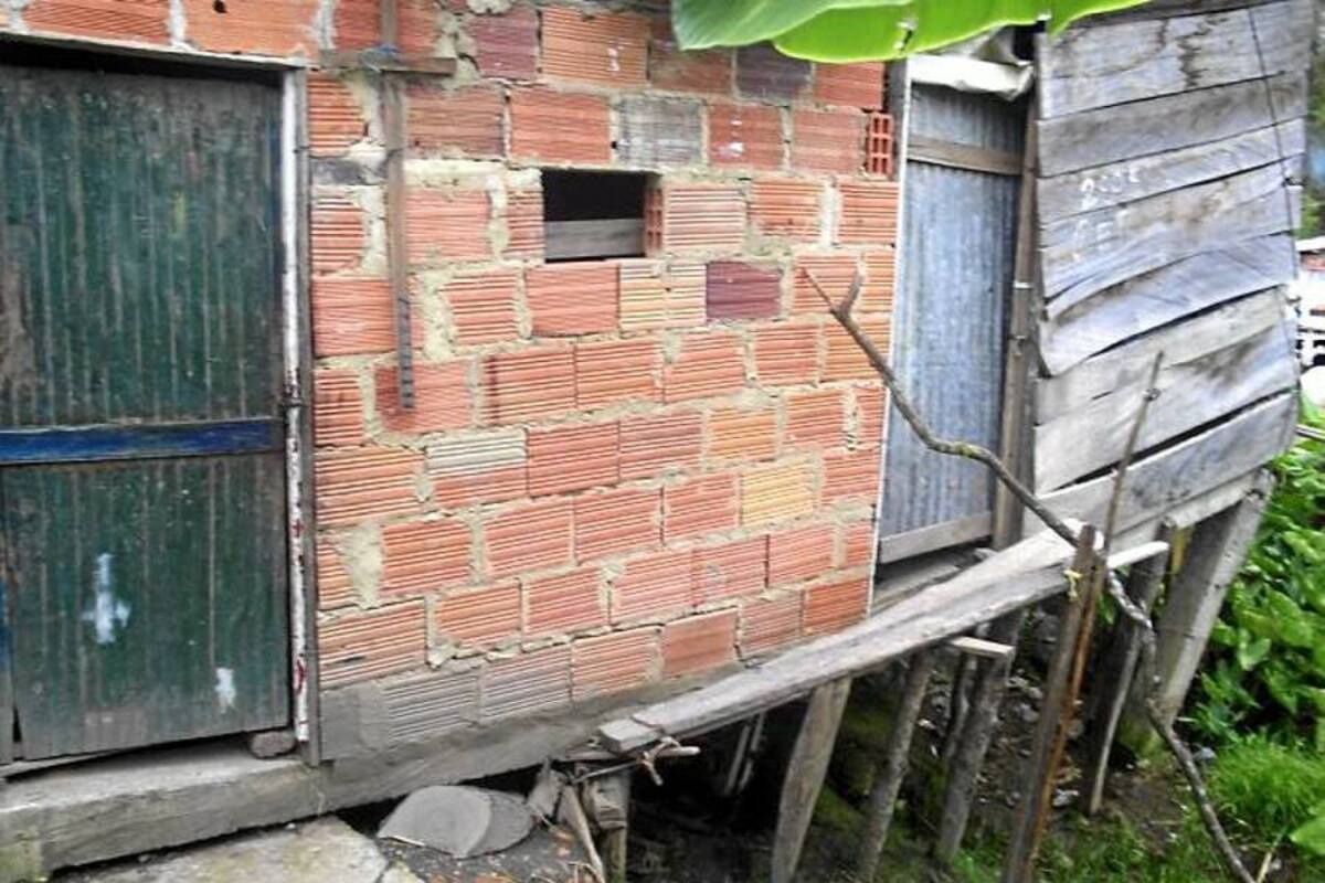 Inmensas y numerosas grietas que se registran en algunas viviendas de Vélez, afectadas por el movimiento en masa que se generó en la pasada ola invernal. (Foto: Suministrada/VANGUARDIA LIBERAL)