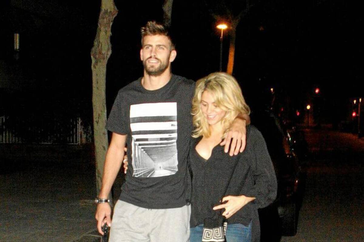 Unas horas después de anunciar su embarazo, Shakira se paseó con su novio, Gerard Piqué, por las calles de Barcelona, en lo que se convierte en la primera foto oficial tras confirmar su embarazo y que fue publicada por US Weekly.