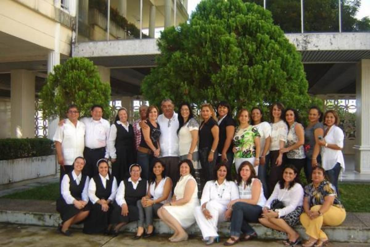 Sentadas: Hna. Silvia Juliana Arias, Hna. Diana Jimena Piedrahita, Hna. Belisa Marín, Ledys Romero, Luz Elena Pérez, Liliana Rodríguez, Soraya Suárez, Ana María Gómez y Sandra Vásquez. De pie: Luis Eduardo Rincón, Armando Sambrano, Hna. Marta Lucía Ruiz, César Pabón, Xiomara Plata, Julio Castellanos, Saray Uribe, Olga Gómez, Patricia Rojas, Dora Lucía Ortiz, Sonia Meléndez, Martha Prada, Adriana Martínez, Daneris Reyes y Olga Patricia Abril.