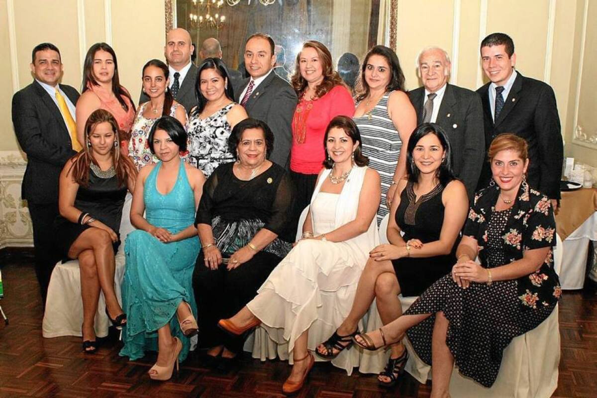 Silvia Carolina Rodríguez, Mónica Ararat, Cecilia de Sneider, Aura Patricia Díaz, María Jimena García, María Fernanda Carvajal, Edgar Fernando Pérez, Clara Inés Valencia Ruiz, Vladimir Gómez Pereira, María Fernanda Buenahora, Luz Esperanza Blanco, Andrés Gómez Ocampo, Blanca Cifuentes Moreno, Silvia Sneider Sánchez, Arturo Sneider y Humberto José Castello Díaz. (Foto: Mauricio Betancourt / VANGUARDIA LIBERAL)