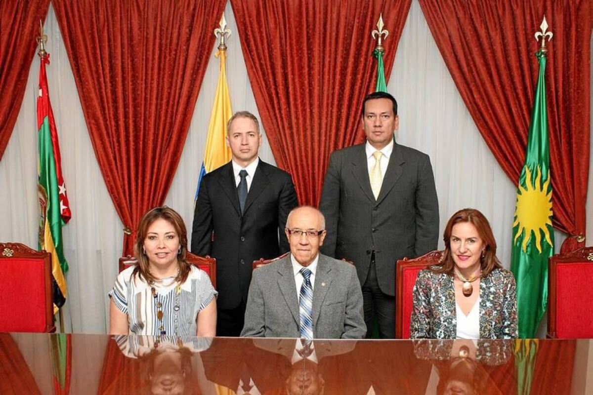 Franc Delgado, Jaime Díaz Ortiz, María Zulema Vélez, directora Ejecutiva de Icontec; Padre Faustino Corchuelo, rector de la Universidad Santo Tomás, y Gloria Sarmiento, directora regional de Icontec. (Foto: Mauricio Betancourt / VANGUARDIA LIBERAL)