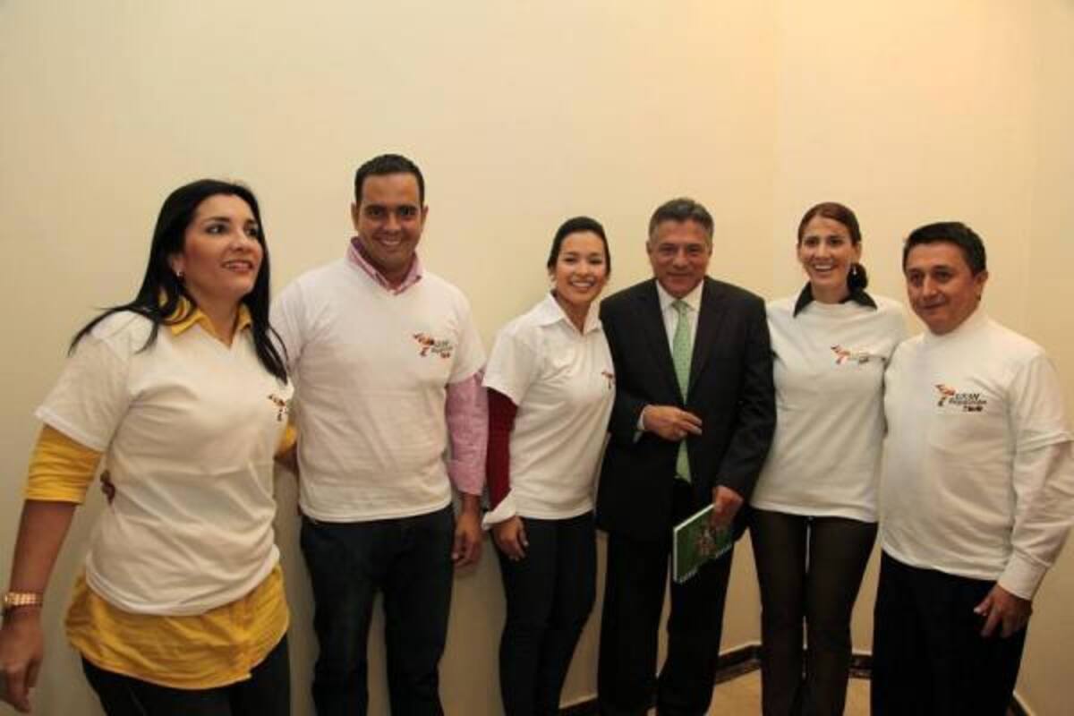 Óscar Gerardo Hernández, Periodista de Caracol Televisión; Carolina Rojas, Jefe de prensa de Regalotón 2010; Fernando Vargas Mendoza, Alcalde de Bucaramanga; Paola Andrea Carvajal Pineda, Secretaria de Desarrollo Social del Municipio y Alirio Cañas, Gerente del Canal TRO.
