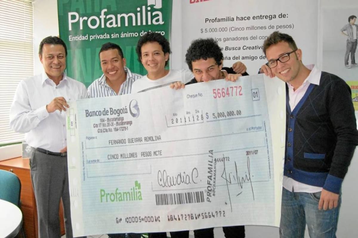 Jairo Alberto López, Director de Profamilia Bucaramanga; los ganadores del certamen: Juan Camilo Ruiz Centeno, Fernando Guevara Remolina, Mauricio Castro Rodríguez y Neil Niño Martínez. (Foto: Suministrada / VANGUARDIA LIBERAL)