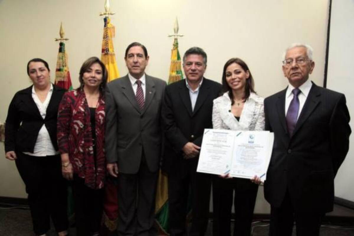 Carolina Moreno, Gloria Sarmiento, Directora Regional Icontec; Fabio Tobón Londoño, Director Ejecutivo del Icontec; Fernando Vargas Mendoza, Alcalde de Bucaramanga; María Alejandra Silva, Directora de la Caja de Previsión y Roberto Cadena Ex Alcalde de Bucaramanga.