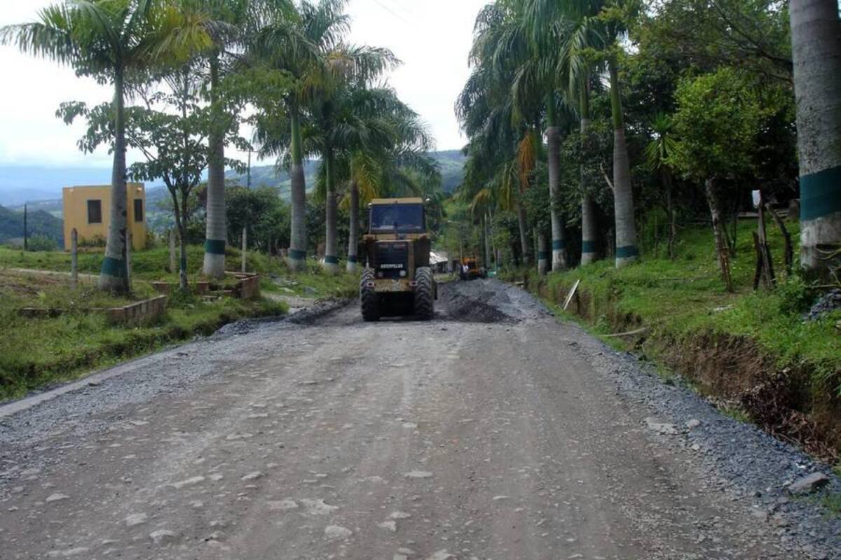 Aspectos de los trabajos de mantenimiento y pavimentación de la vía principal de acceso al municipio de Güepsa. (Foto: Nancy Acuña R. /VANGUARDIA LIBERAL)