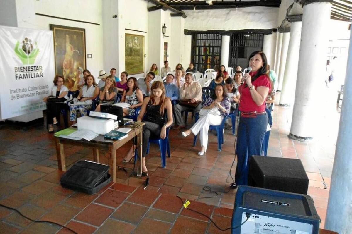 Imagen de la reunión llevada a cabo en la Casa de la Cultura de San Gil con la presencia de alcaldes de la provincia Guanentá y la directora regional del Icbf Ruth Hortensia Bacca Lobo. (Foto: Nancy Acuña R./VANGUARDIA LIBERAL)