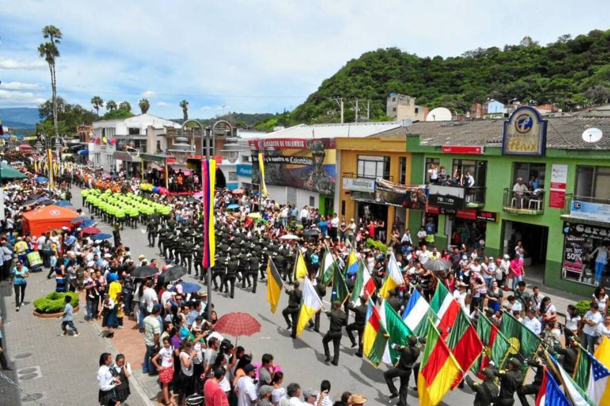 Más de 5.000 personas se volcaron a las calles de Barbosa, para celebrar la fiesta Patria, en este multitudinario desfile. (Foto: Luis Fernando Martínez V. /VANGUARDIA LIBERAL)