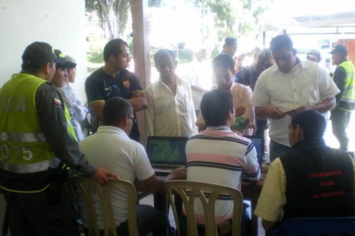Funcionarios de la Dirección de Tránsito de Barbosa verifican documentos de conductores y establecen acuerdos de pago de deudores de multas.(Foto: Suministrada /VANGUARDIA LIBERAL)