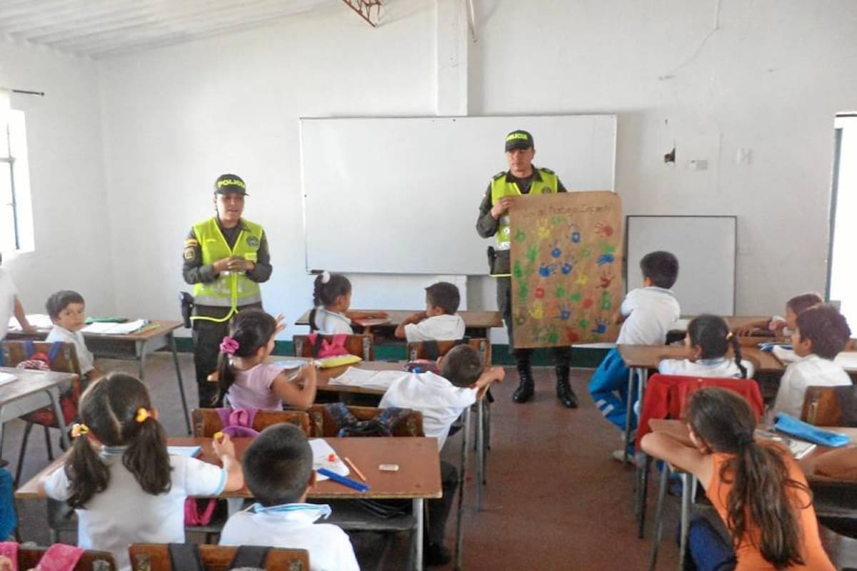 Actividades desarrolladas en el Colegio Trinidad Camacho de Cite, por miembros de la Policía de Infancia y Adolescencia, en compañía de la Comisaría de Familia. (Foto: Suministrada Policía Nacional/VANGUARDIA LIBERAL)