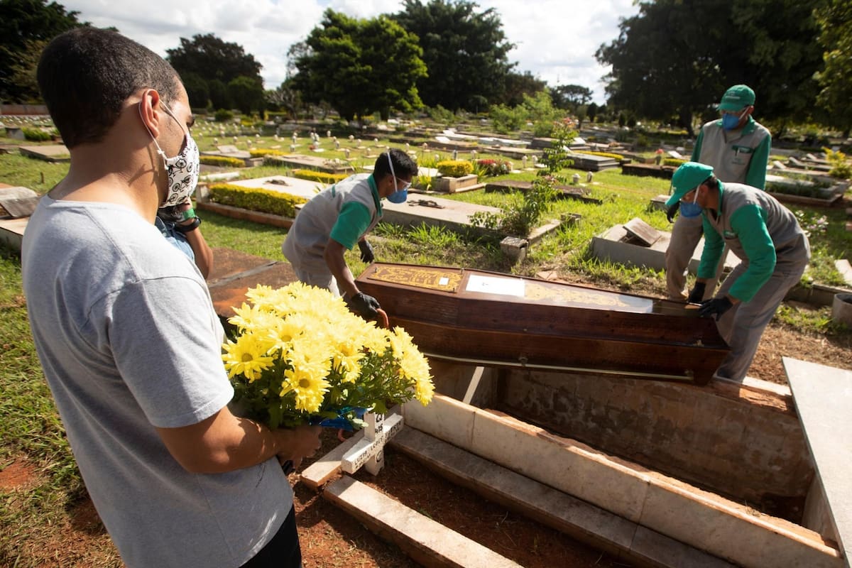 Empleados preparan a víctimas de covid-19 para ser enterrados, en el cementerio de Campo da Esperança, en Brasilia (Brasil). Foto: Colprensa
