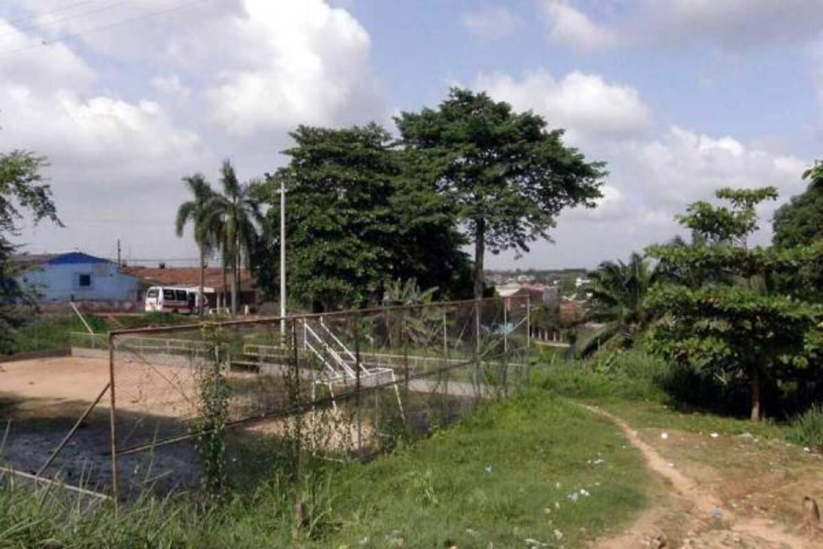 Los habitantes del barrio Cortijillo temen por un brote de dengue ante la deficiencia en el drenaje de la cancha polideportiva del sector.(Foto: Édgar Pernett/VANGUARDIA LIBERAL)