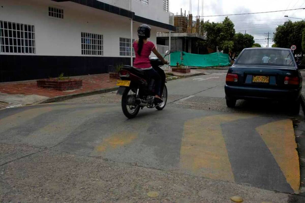 Aunque la Inspección de Tránsito y Transporte de Barrancabermeja construyó más de 30 resaltos por toda la ciudad, a principios de este año, algunos ya presentan deficiencias en la pintura lo que los hace casi invisibles para los conductores. (Foto: Edgar Pernett/VANGUARDIA LIBERAL)