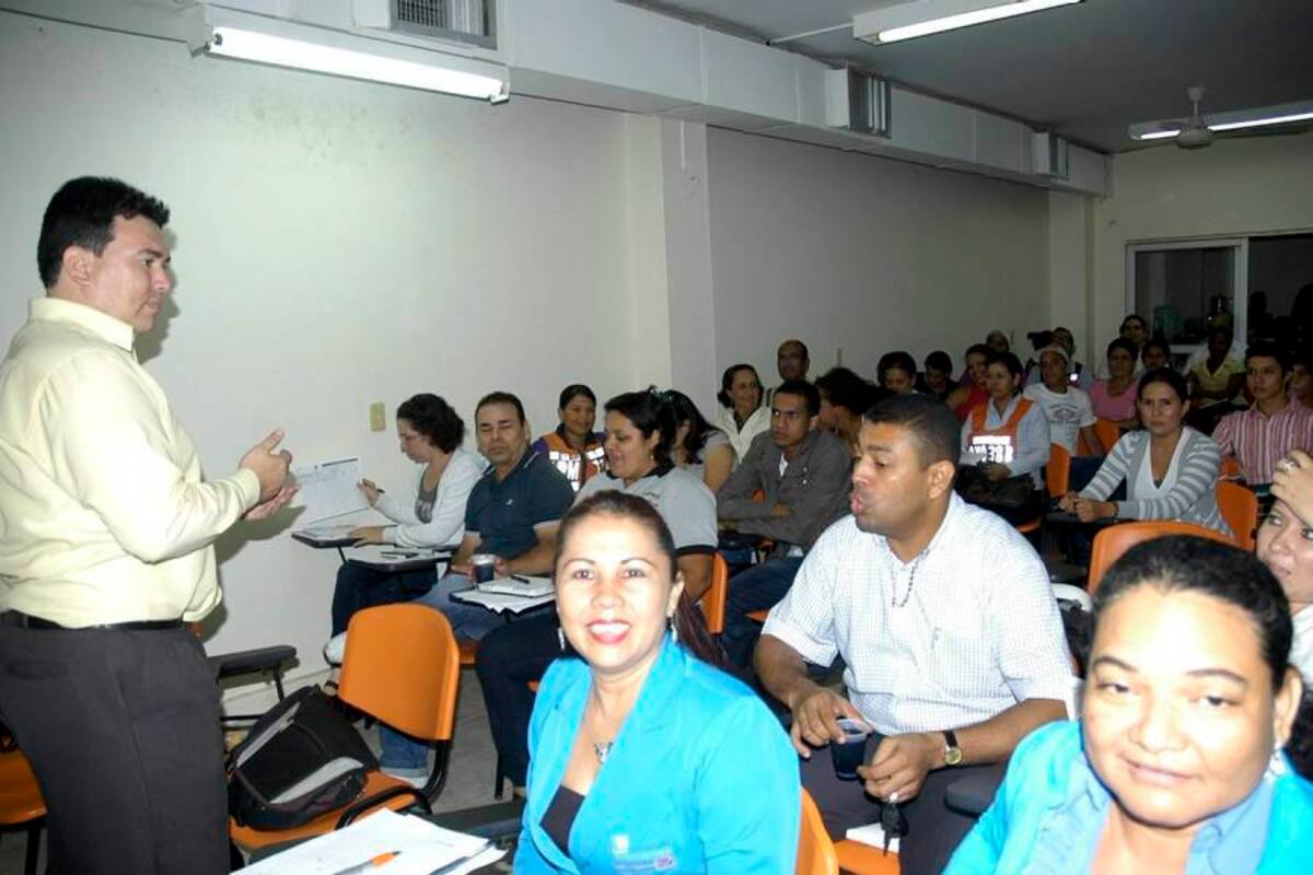 Los talleres de capacitación en servicio al cliente, clima laboral y salud ocupacional, entre otras temáticas, son aprovechados tanto por propietarios como por empleados de las diferentes empresas de la ciudad. (Foto: Edgar Pernett/VANGUARDIA LIBERAL)