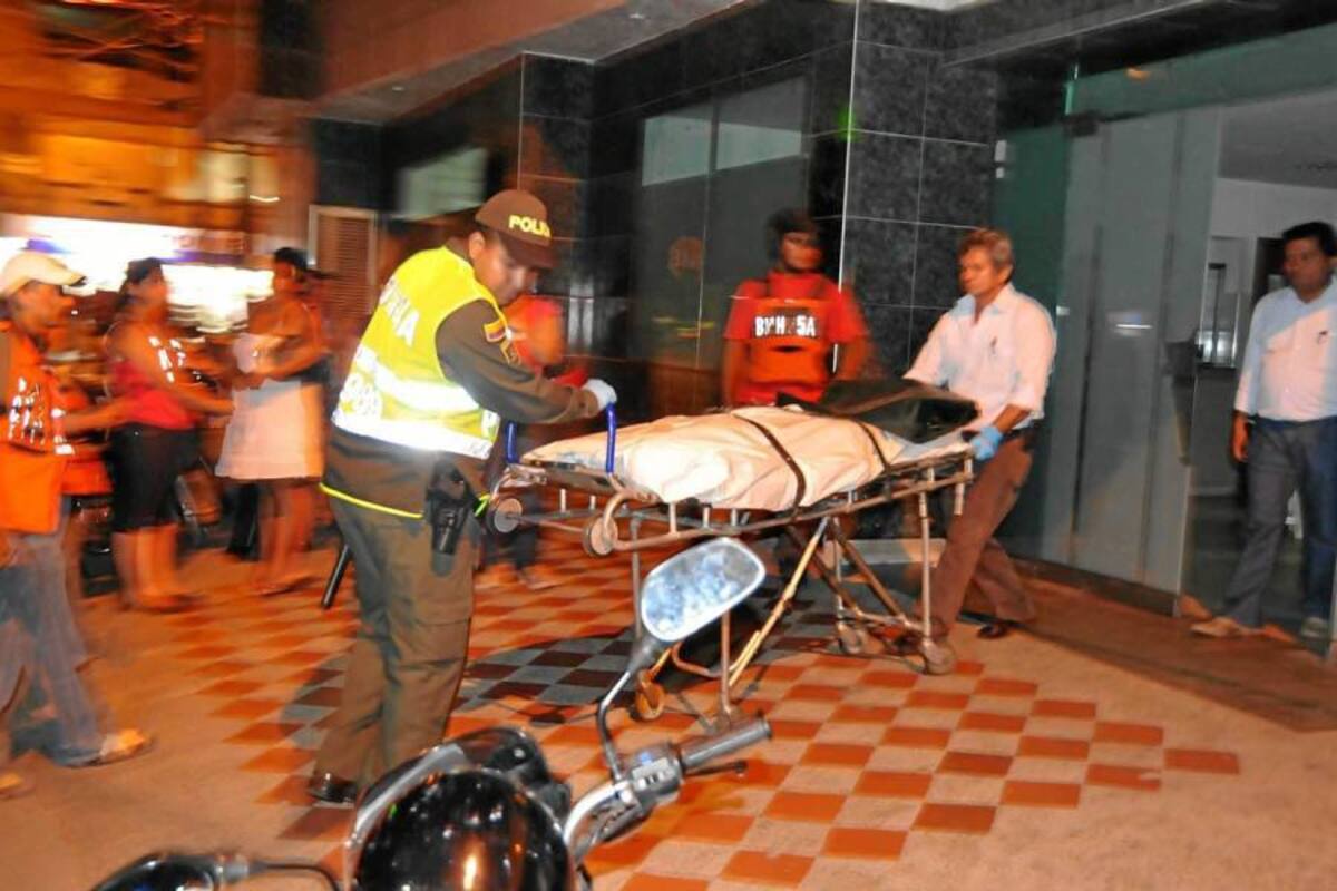 El martes en la noche, los familiares de Andrés Mauricio Gómez conocieron la noticia de su muerte. En la Clínica La Magdalena se produjo el deceso del joven vigilante. (Foto: Emmanuel Pérez/ VANGUARDIA LIBERAL)