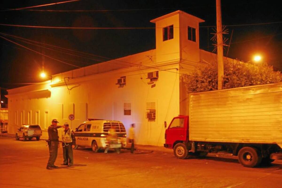 El pasado martes, la policía se encontraba de nuevo a las afueras de la cárcel de la ciudad, atenta al parecer, a un posible enfrentamiento entre los reos y los miembros del Inpec. (Foto: Javier Alvarado/ VANGUARDIA LIBERAL)