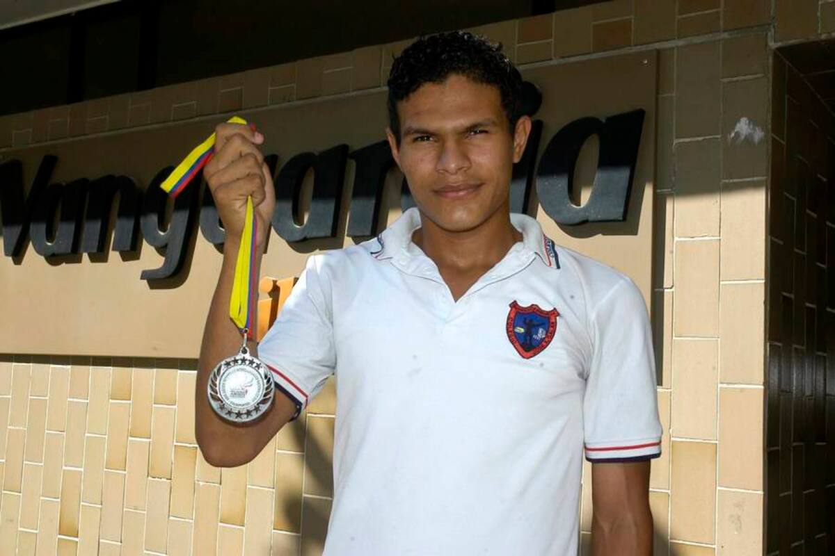 Muy orgulloso de su conquista el barranqueño Diego Saavedra posó ante las cámaras mostrando la presea de plata obtenida en los Juegos Nacionales Intercolegiados de Medellín. (Foto: Edgar Pernett/VANGUARDIA LIBERAL)