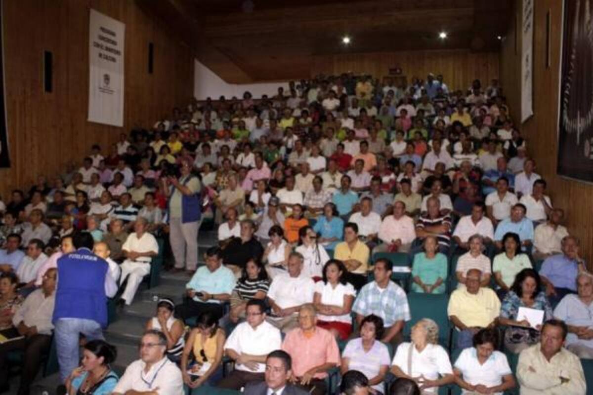 El auditorio Garza Real de la Casa de la Cultura Piedra del Sol estuvo a reventar para escuchar el debate que organizó la Asamblea Departamental sobre el cobro de valorización por la Transversal de El Bosque.(Foto: Mauricio Villamizar / VANGUARDIA LIBERAL)