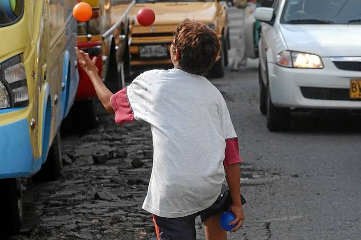 Los menores que trabajan se desempeñan en actividades que pueden variar desde vendedores estacionarios y en vehículos de transporte público hasta auxiliares de carga o de construcción. (Foto: César Flórez / VANGUARDIA LIBERAL)