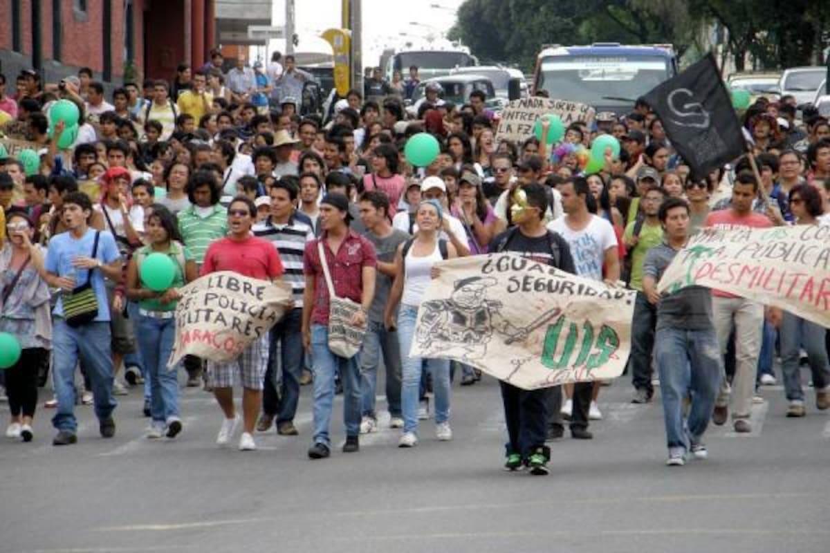 Los estudiantes caminaron con pancartas por algunas vías de la capital santandereana. Todo el recorrido se desarrolló de manera pacífica.(Foto: Jaime del Río / VANGUARDIA LIBERAL )