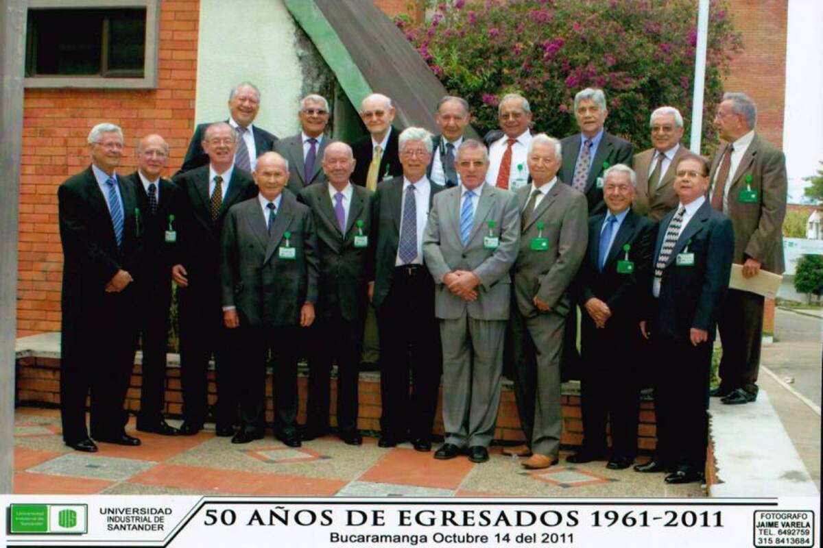Ingenieros homenajeados: Carlos J. Daza M., Francisco J. Chona C., Joaquín Rodríguez P., Luis F. Pulido B., Luis E. Suza, Héctor J. Bayona O., profesor Rafael Forero M. y Leonardo Mantilla J.. Al frente, de izquierda a derecha: Hugo Vargas S., Jorge O. Vargas M., Jorge L. García P., Florencio Hernández U., profesor Jairo Ruiz P., Reinaldo Galvis (egresado en 1962), Carlos Ney S., Abelardo Galvis G., Jorge Martínez B., y Tomás Luque D. (Foto: Suministrada/VANGUARDIA LIBERAL)