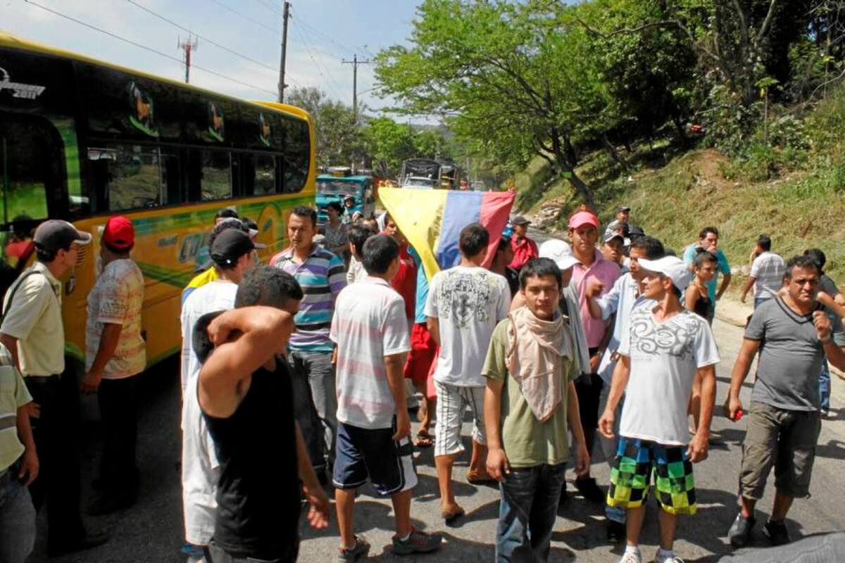 ‘Piratas’ bloquearon vía a la Costa para protestar por operativos de control (Foto: Nelson Díaz / VANGUARDIA LIBERAL )