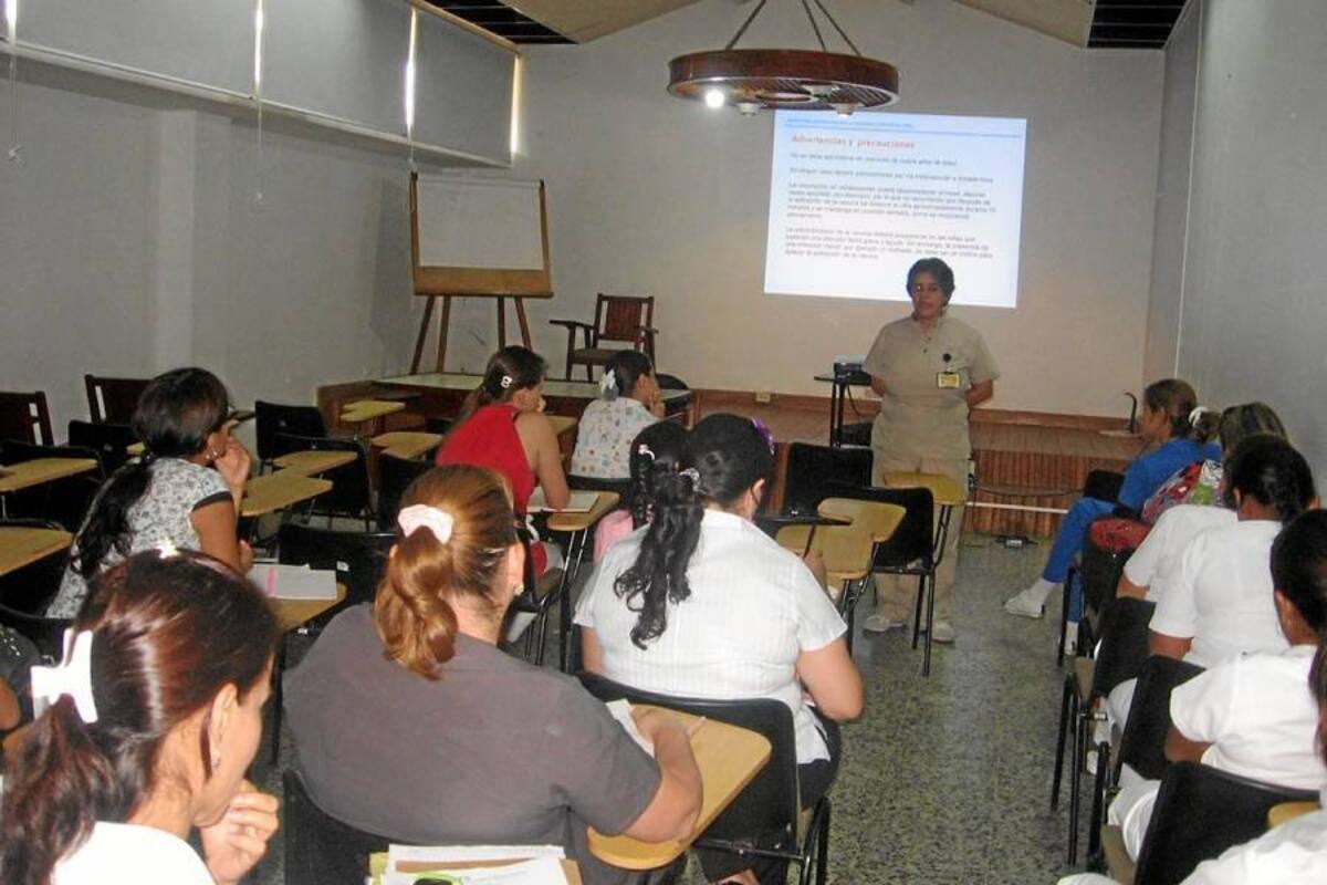 Aspectos de una de las reuniones de preparación del Hospital Regional Manuela Beltrán para aplicar el biológico contra el virus del papiloma humano en el municipio del Socorro a usuarias de la región. (Foto: Nancy Gómez/VANGUARDIA LIBERAL )