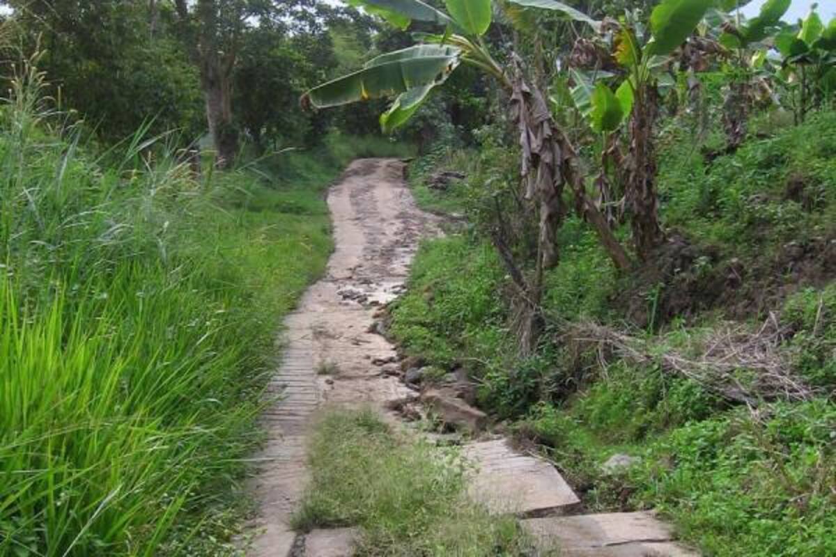 Así quedaron las antiguas placa huellas durante la ola invernal del 2010, las cuales sufrieron en el mes de noviembre hundimientos considerables en dos tramos de la vía intervenida de Alto de Reinas, además de la socavación del terreno en otras partes. (Foto: Archivo/VANGUARDIA LIBERAL)