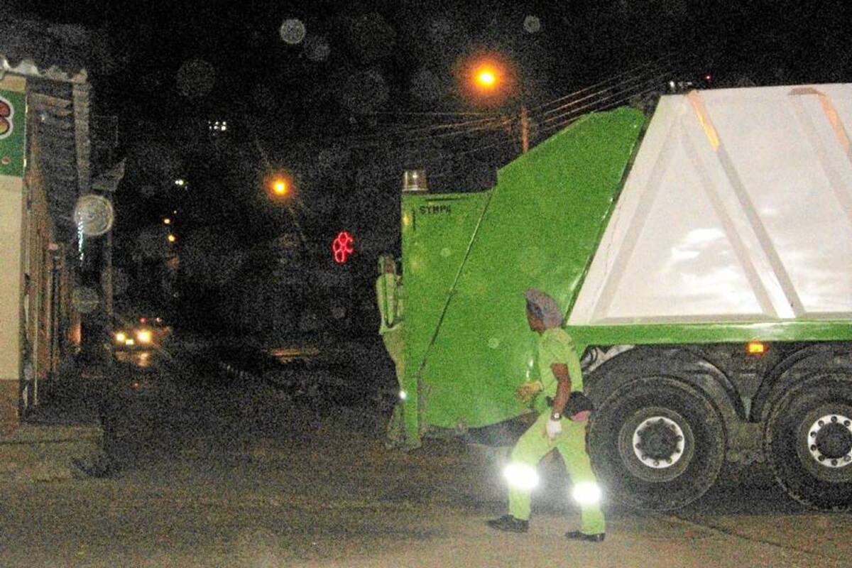 Los recorridos de recolección de residuos en el Socorro se harán hasta el 30 de diciembre, pues el 31 no se laborará y el 1 de enero en la noche trabajarán para cubrir el servicio hasta el miércoles 2 de enero. (Foto: Nancy Milena Gómez /VANGUARDIA LIBERAL)