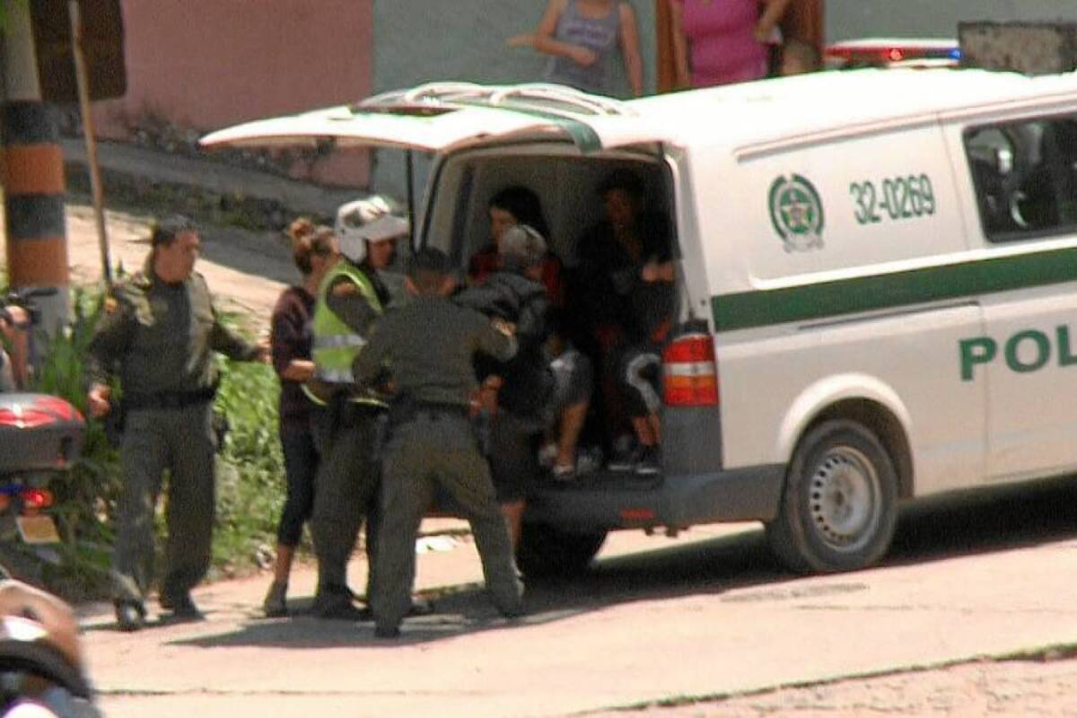 Momentos en que son detenidos los hinchas del Cúcuta Deportivo, quienes protagonizaron escándalos y agresiones a su paso por el Socorro (Foto: Luis Fernando Martínez Vargas/VANGUARDIA LIBERAL)