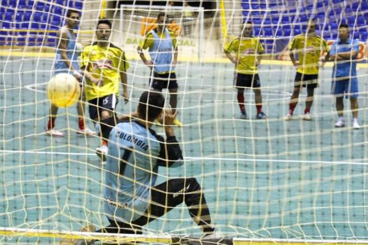 Los arqueros tuvieron mucho trabajo en la práctica realizada ayer en el Coliseo Bicentenario Alejandro Galvis Ramírez, no sólo tuvieron que recibir los 'obuses' de sus compañeros, sino que entre ellos tuvieron que exigirse con jugadas en movimiento y de pelota quieta.(Foto: César Flórez / VANGUARDIA LIBERAL)
