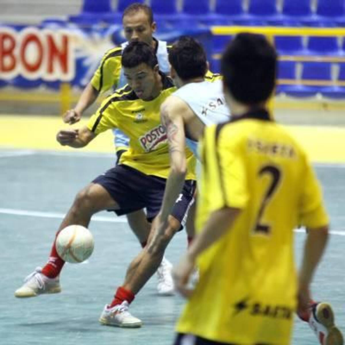 Un mini partido, en el que el técnico Jaime Cuervo hizo correcciones y orientó a sus dirigidos sobre qué y cómo hacer los movimientos respectivos para evitar errores que podrían ser fatales en esta instancia definitiva.(Foto: César Flórez / VANGUARDIA LIBERAL)