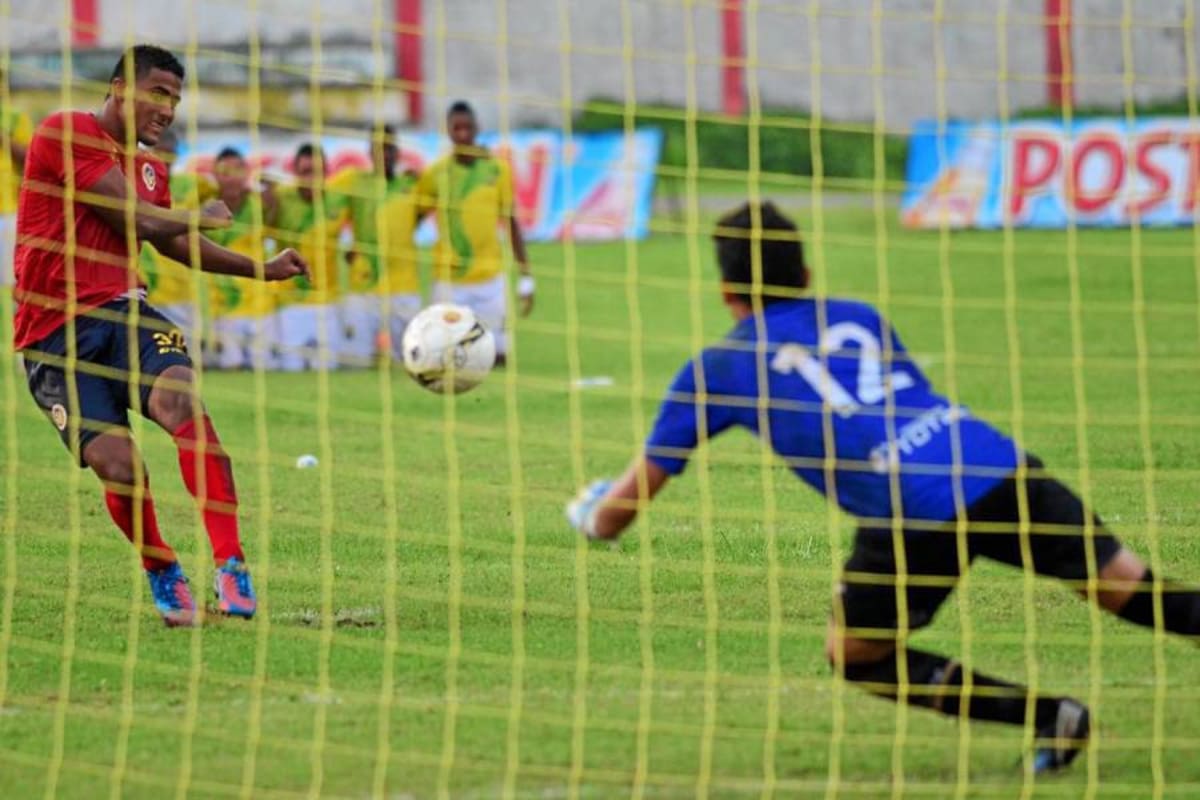 Bucaramanga empató 1 – 1 ante Uniautónoma en el estadio Marcos Henríquez de Sabanalarga, sin embargo, en los penales se impuso 4 – 2 y clasificó a los cuartos de final de la Copa Postobón. El portero santandereano James Aguirre salió como figura, pues le atajó el cobro decisivo a Carlos Henao. (Foto: Cortesía Aleidys Coll – Uniautónoma / VANGUARDIA LIBERAL )