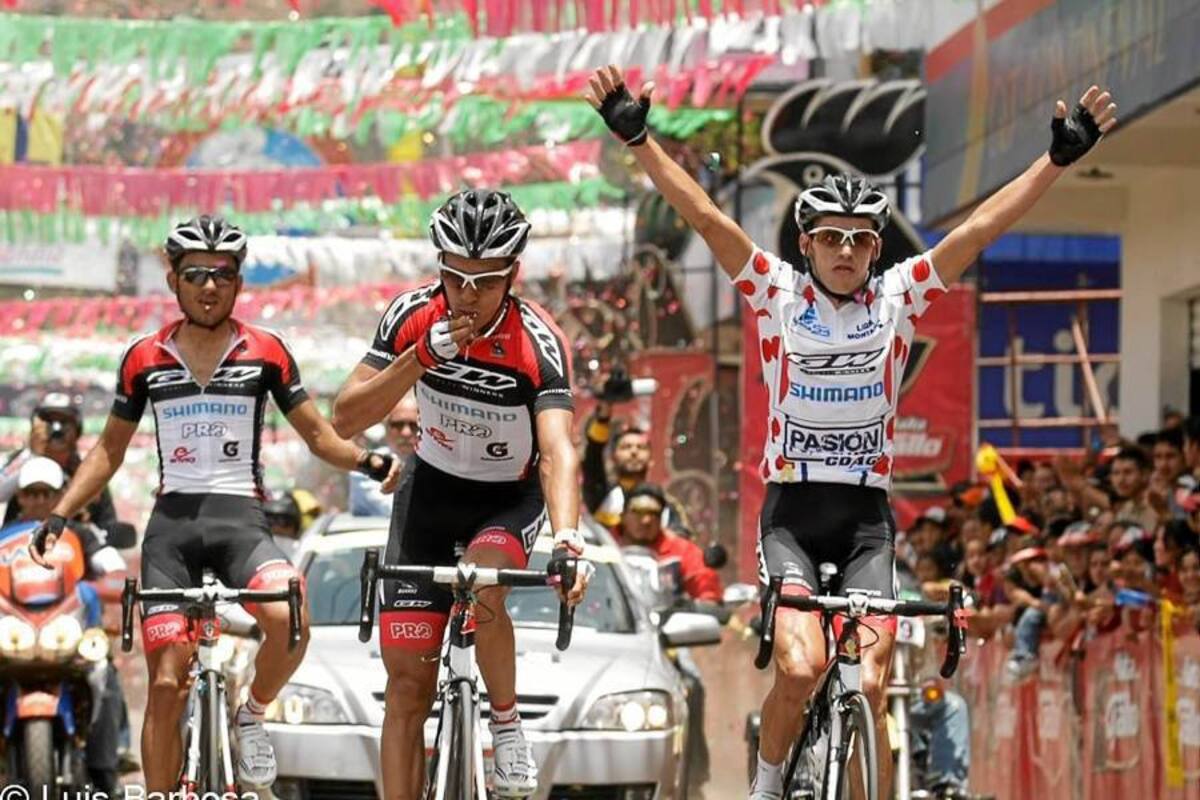 Este es el momento en el que el pedalista santandereano Jonathan Millán cruza la meta en Tecpán, ganando la segunda etapa de la Vuelta a Guatemala, en la que le escoltaron sus compañeros de equipo, Óscar Sánchez y Sebastián Tamayo. (Foto: Cortesía Luis Barbosa / VANGUARDIA LIBERAL)