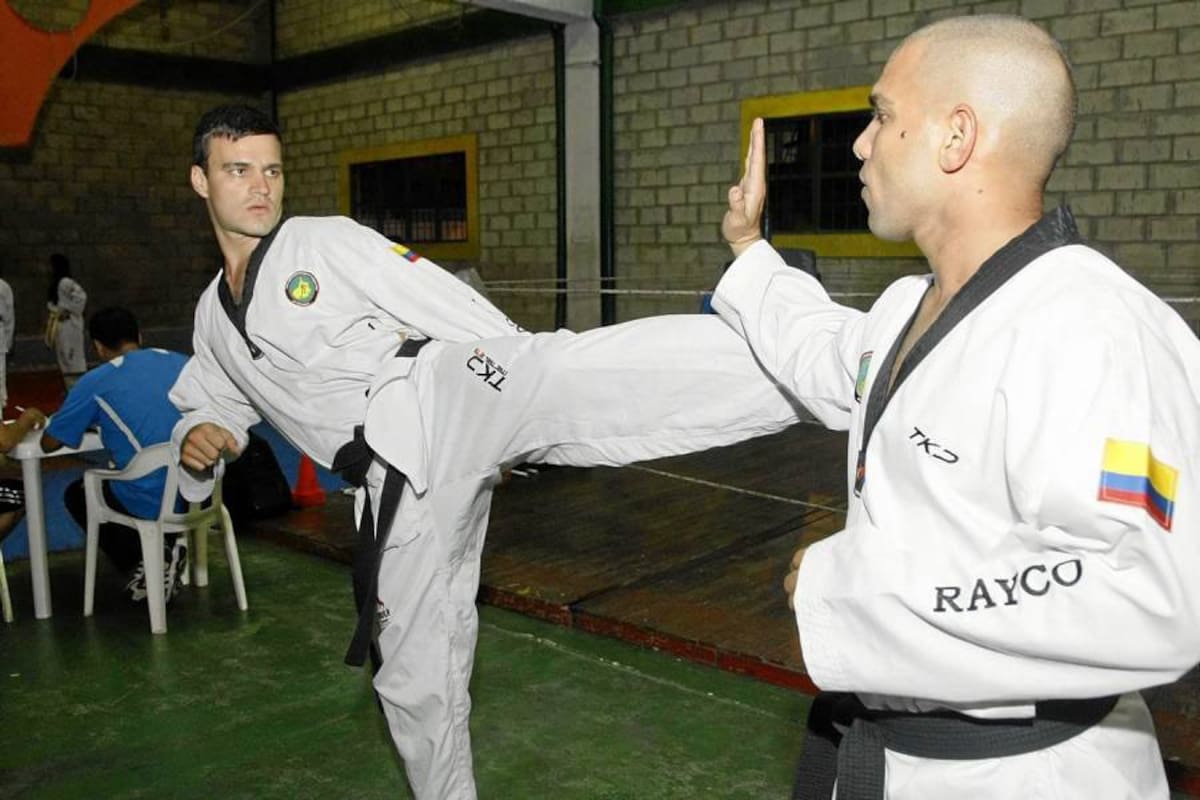 Sergio Hoyos (izquierda) y Cristian Ortega (derecha), deportista y entrenador, son los dos hombres que le aporta Santander a la selección Colombia de Taekwondo que desde hoy compite en el Campeonato Suramericano de este deporte en Buenos Aires, Argentina. (Foto: César Flórez / VANGUARDIA LIBERAL)