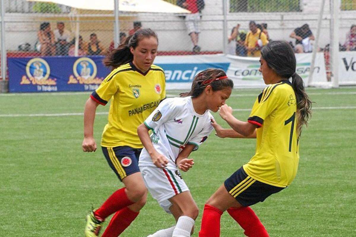 Arca-Botín de Oro, Botín de Oro-Colegio Panamericano, Leonas Sabaneras y Jordan Publicidad-Reina Sofía de Grecia serán los cuatro equipos que disputarán mañana el paso a la final del IV Torneo Femenino de la Cancha Marte (Foto: Jaime Del Río / VANGUARDIA LIBERAL)