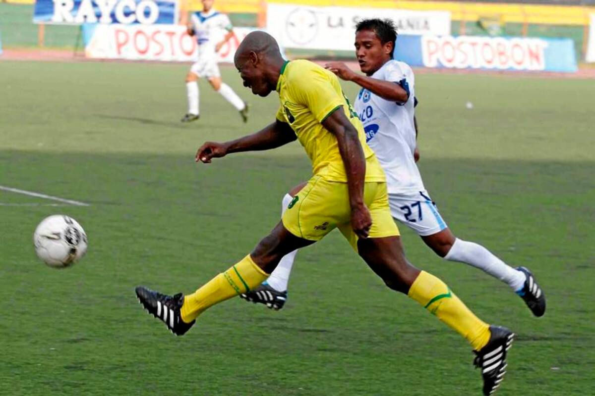 Atlético Bucaramanga enfrentará esta noche a las 8:00 p.m. a Real Santander en cumplimiento de la fecha 8 de la Copa Postobón. El equipo ‘leopardo’ necesita una victoria que le permita acercarse a su objetivo de clasificar a la segunda ronda del certamen que reúne a los clubes de la A y la B. (Foto: Archivo / VANGUARDIA LIBERAL )