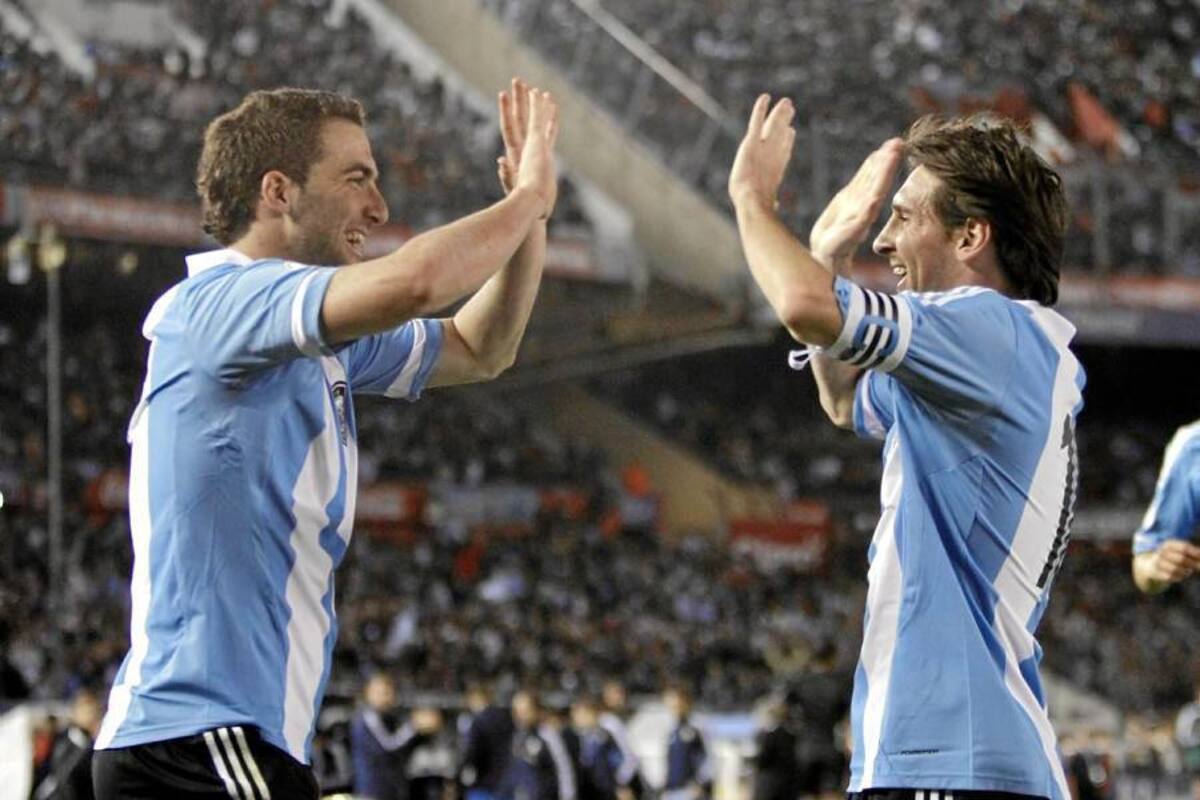 Lionel Messi guio a Argentina a la victoria sobre Venezuela por 3 – 0, mientras que su compañero Gonzalo Higuaín anotó dos tantos, y se convirtió en el máximo artillero de la eliminatoria continental, al ajustar nueve tantos. (Foto: AFP / VANGUARDIA LIBERAL)