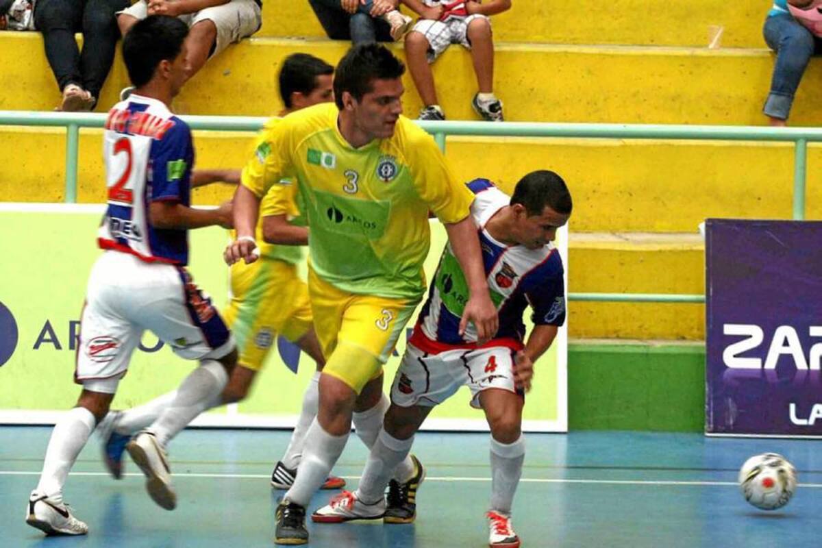 Luego de perder la semana pasada como local ante Gremio Samarios por 5-7, Real Bucaramanga está más que obligado a sumar los tres puntos hoy ante Club Deportivo D’Martín, si quiere mantener vivas sus aspiraciones de avanzar a la segunda ronda de la Liga Argos de Fútbol Sala. (Foto: Nelson Díaz / VANGUARDIA LIBERAL)