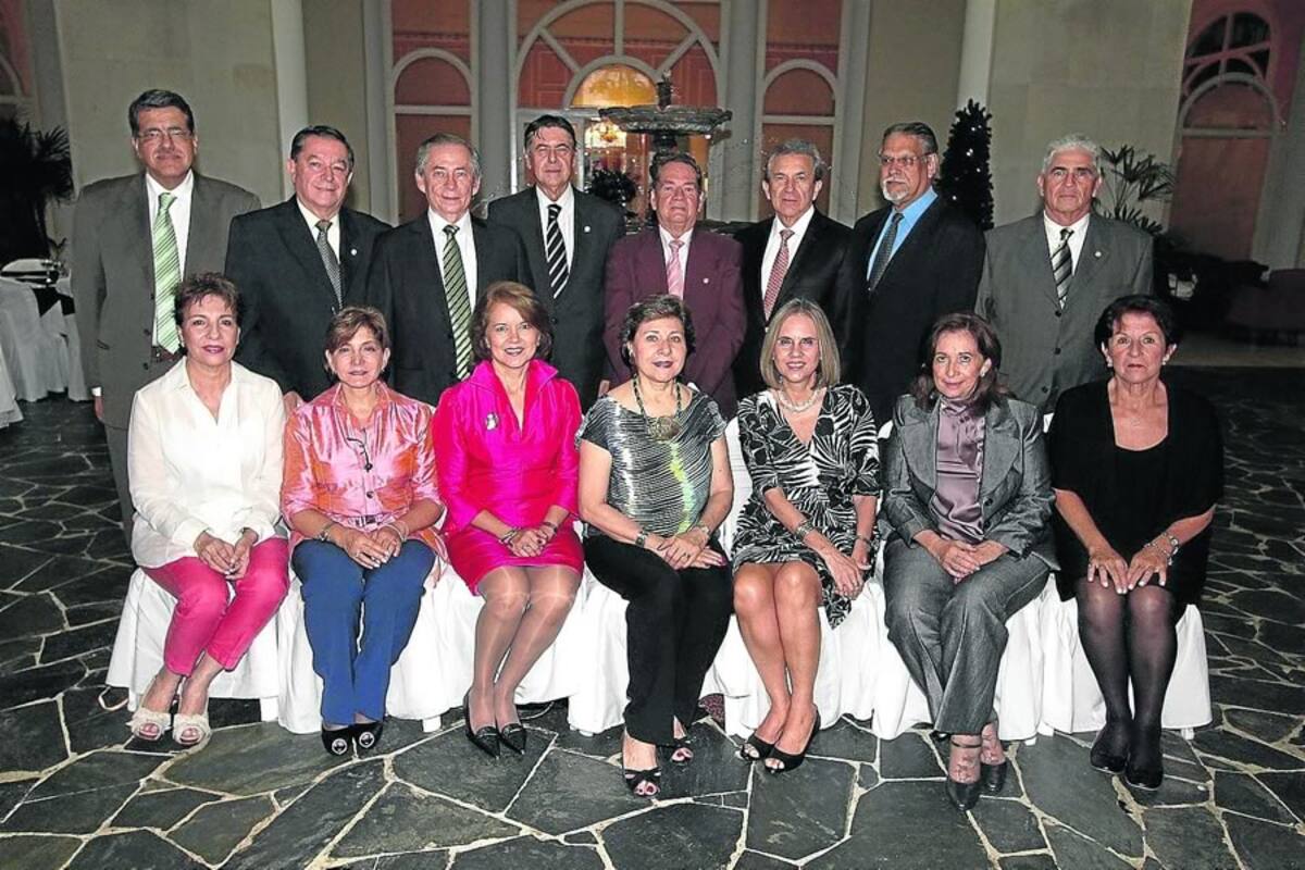 María Cristina Rubio, Frida de Sanabria, Myriam Arenas, María Eugenia de Mantilla, María Cecilia Silva de Gómez, Nelly Andrade de Padilla, Clemencia Páez de Gómez, Gerardo Ramírez, Jorge Enrique Mantilla, Augusto Gómez, Gustavo Pradilla, Manuel Reyes, John Sanabria, Carlos Rueda Gómez y Daniel Gómez Quiroga. (Foto: Mauricio Betancourt / VANGUARDIA LIBERAL)