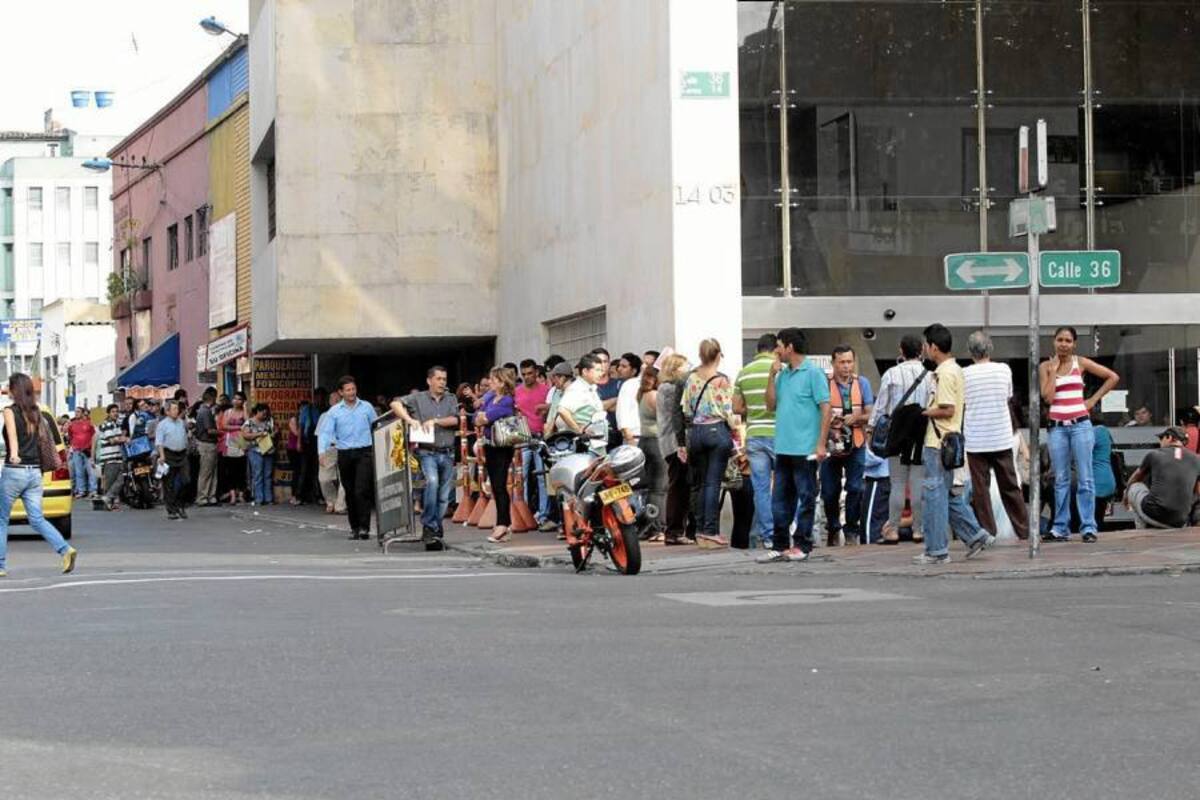 Muchas personas van a la Dian a hacer fila por un trámite que no necesitan hacer. (Foto: Javier Gutiérrez / VANGUARDIA LIBERAL)