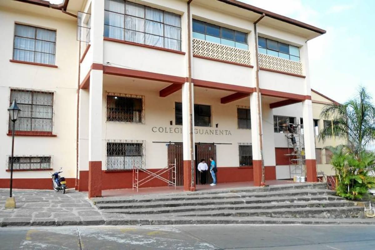 Así avanzan los trabajos de pintura de fachada del Colegio San José de Guanentá que se espera culminen en los primeros días de marzo (Foto: Nancy Acuña R./VANGUARDIA LIBERAL)