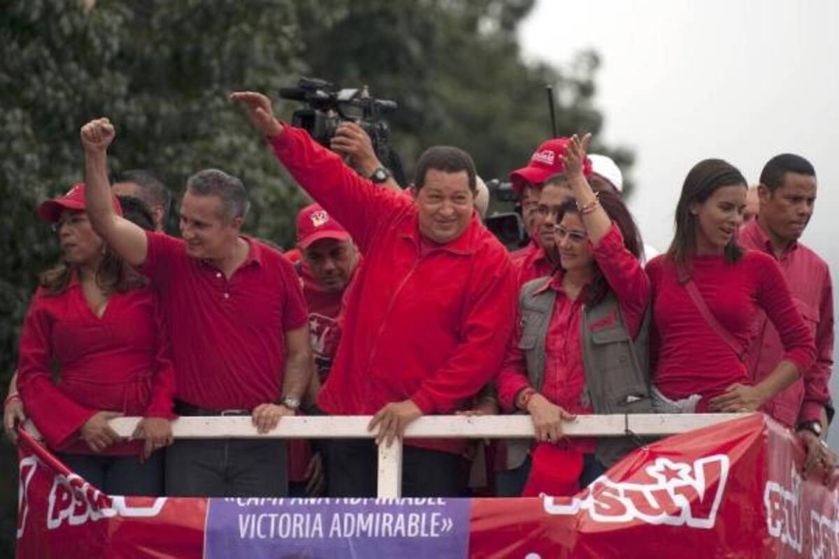 Vestido del rojo tradicional, Chávez encabezó ayer el cierre de campaña, mientras un grupo de seguidores participó en las caravanas del PSUV por las calles de Caracas y de otras ciudades del país para llamar al voto.(Foto: AFP / VANGUARDIA LIBERAL)