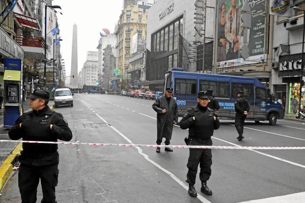 La Policía Federal desplegó un fuerte operativo con brigadas antiexplosivos e interrumpió el tránsito en la céntrica avenida Corrientes, donde se ubica el teatro Gran Rex, uno de los más grandes de Buenos Aires. (Foto: AFP / VANGUARDIA LIBERAL)