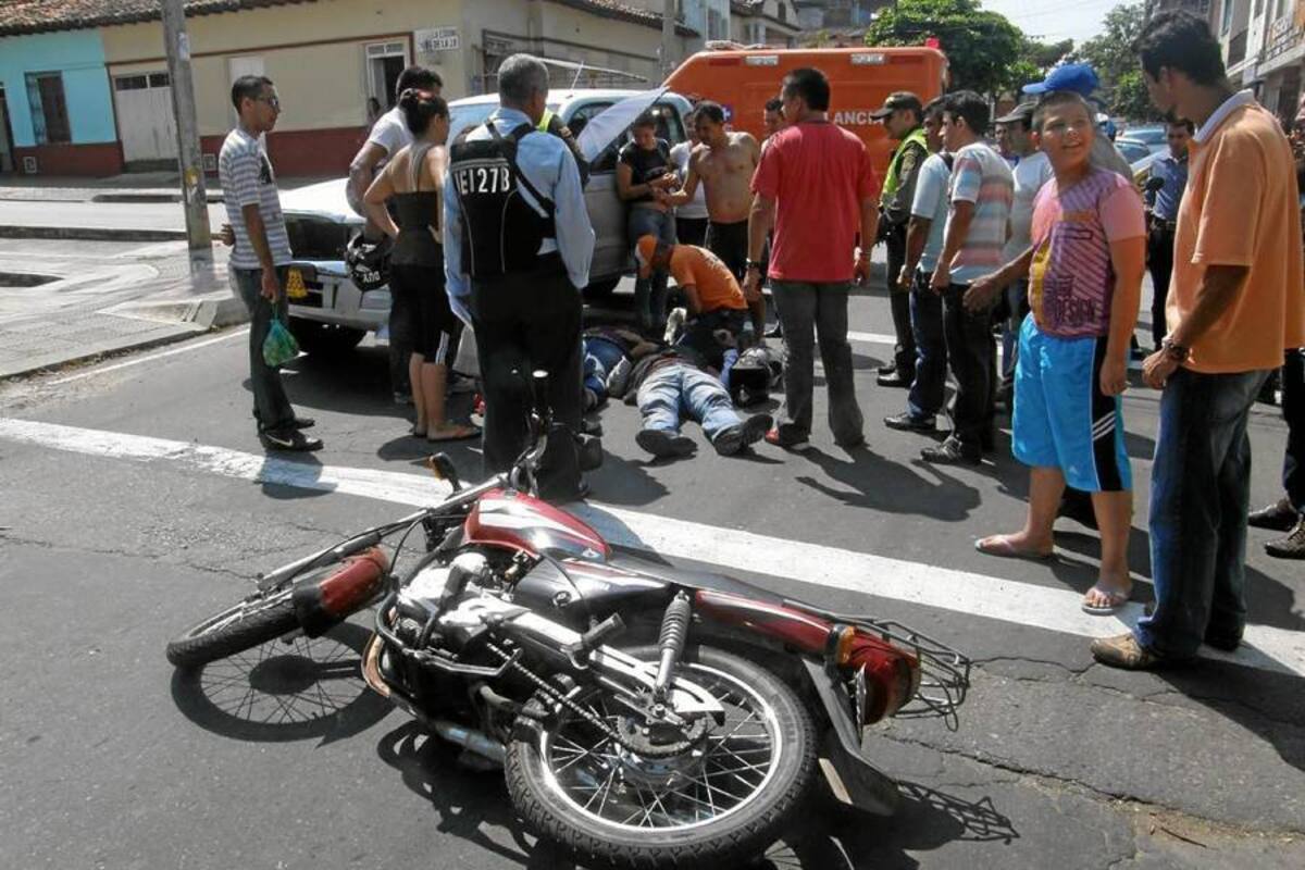 La pareja de motociclistas fue arrastrada 12 metros. Los dos quedaron tendidos en el asfalto, donde en medio del dolor esperaron más de 30 minutos a que una ambulancia los trasladara a un centro médico. (Foto: Jaime del Río/VANGUARDIA LIBERAL )