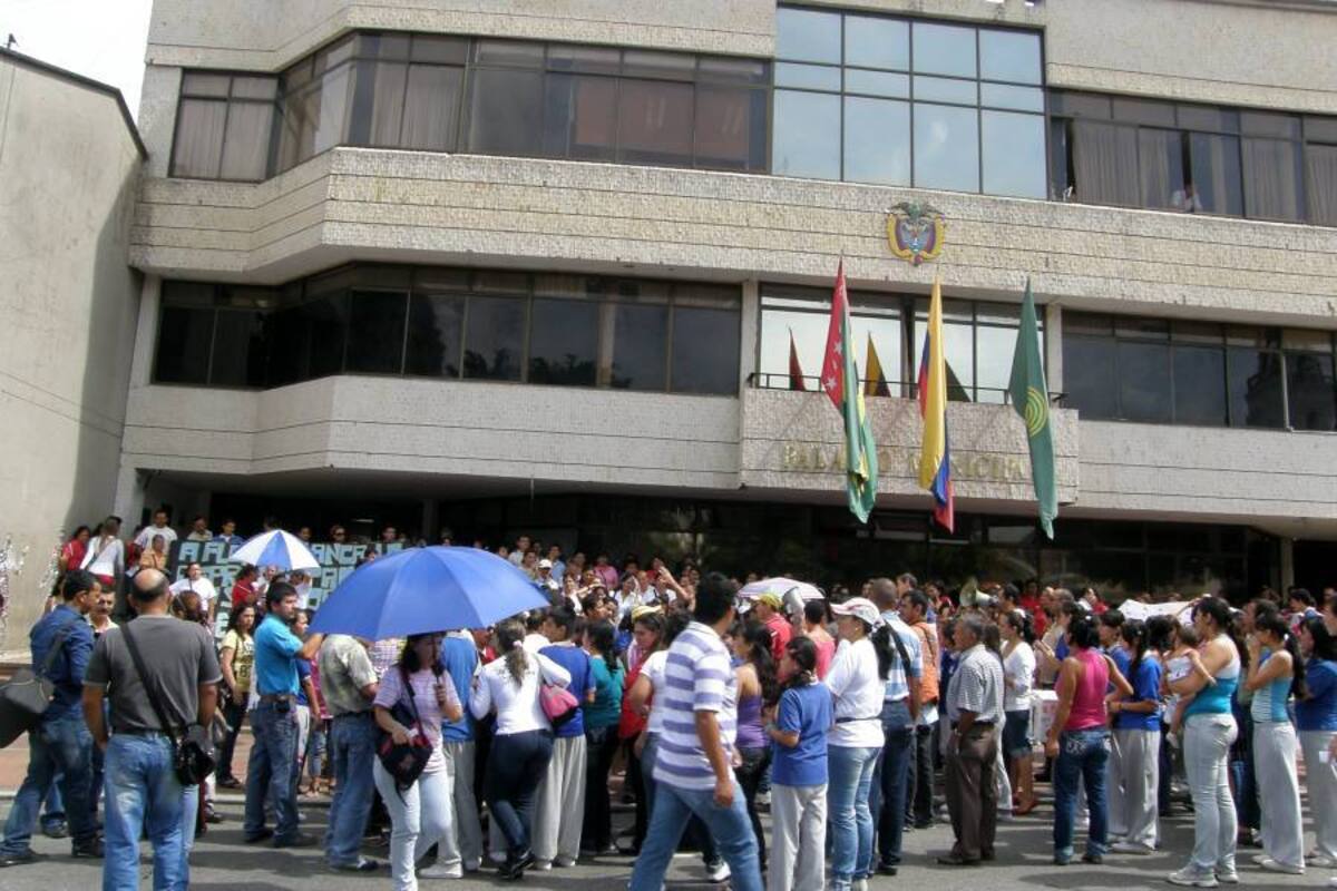 La protesta pacífica inició a las siete de la mañana y culminó con la entrega de un acta que no validan del todo los miembros del colegio El Carmen. (Foto: Sully Catherine Santos H./VANGUARDIA LIBERAL)