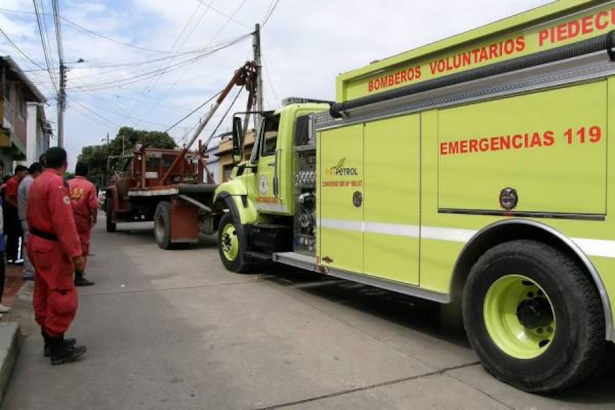 Este es el momento en el que la grúa inmovilizó la máquina contraincendios que utilizó el Cuerpo de Bomberos Voluntarios de Piedecuesta. (Foto: Javier Gutiérrez/VANGUARDIA LIBERAL)