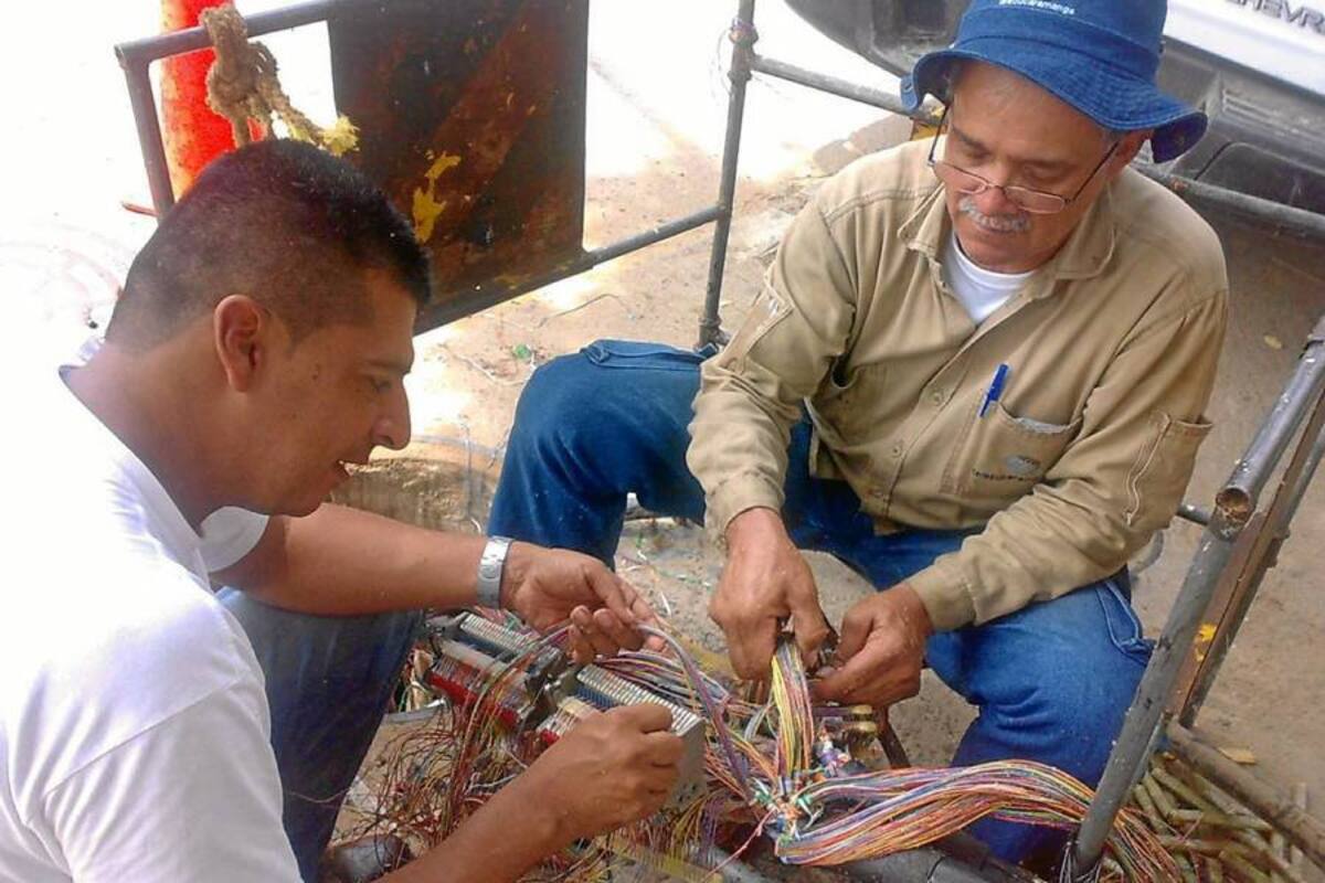 Cambian cableado de telefonía que cumplió su vida útil en Girón (Foto: Suministrada /VANGUARDIA LIBERAL)