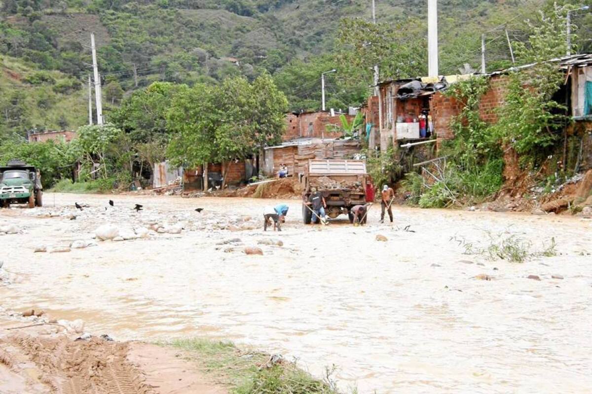 Vanguardia Liberal registró el momento en el que se extraía arena del Río de Oro, junto al asentamiento Convivir, en Girón. (Foto: Sully Catherine Santos H./VANGUARDIA LIBERAL )