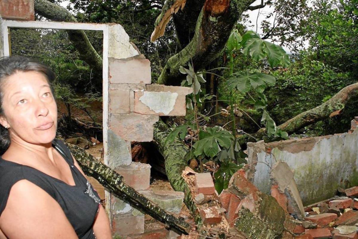 Algunas casas y muros se cayeron en el casco urbano de Piedecuesta como consecuencia del vendaval de miércoles. (Foto: Mauricio Betancourt/VANGUARDIA LIBERAL)
