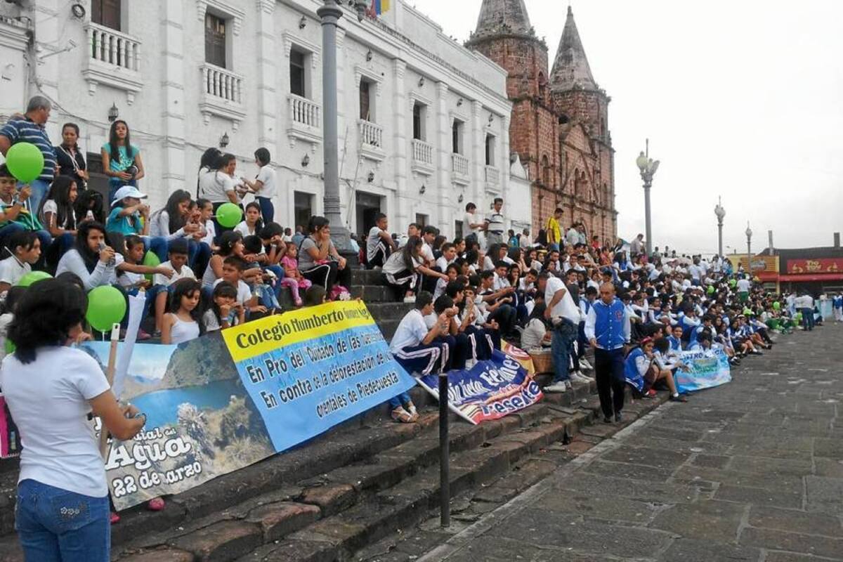 Al parque central llegaron los cerca de 500 estudiantes que participaron de la marcha por el Día Mundial del Agua. (Foto: Julián Amorocho Becerra/VANGUARDIA LIBERAL)